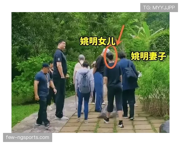 姚明这身高日常穿搭竟然这么接地气，和明星街拍差太多了吧